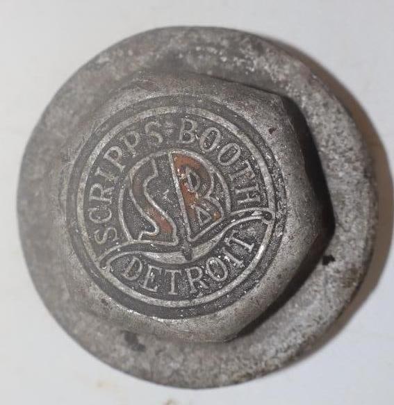Scripps Booth Detroit Aluminum Threaded Automobile Hubcap (1 of 2)