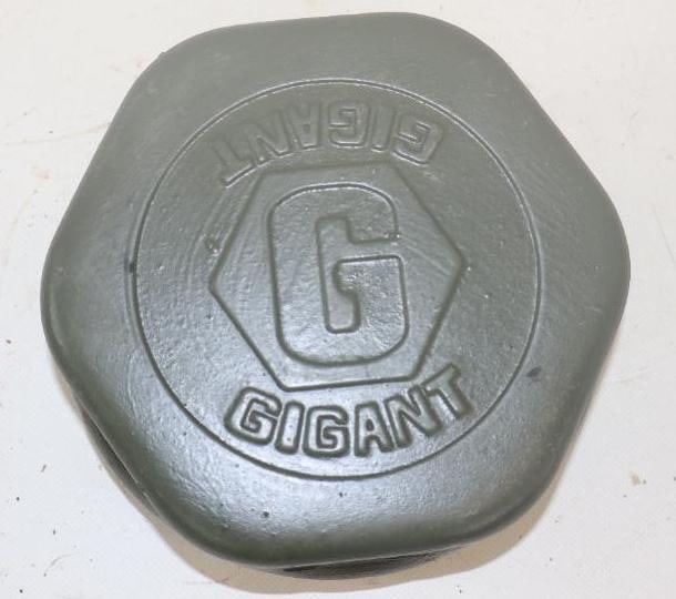 Gigant Threaded Truck Hubcap: 6.75" diameter