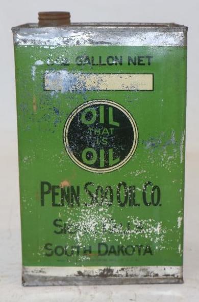 Penn Soo Oil Co. South Dakota Half Gallon Oil Can: Empty, missing lid, paint is flaking