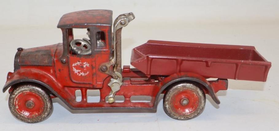1920's Cast Iron Toy Tow Truck (1 of 3)