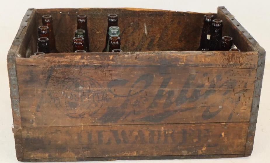 Schlitz The Beer That Made Milwaukee Famous 24 Bottle Wooden Carrying Case: Contains 4 Schlitz bottles and 12 various beer bottles 21.5"x14"x10.5