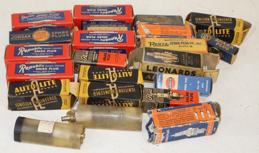 Group of 22 Republic, Jordan, Rentz, Leonards And US Rubber Spark Plugs In Original Boxes (1 of 4)