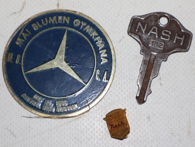 Group of 3 Mercedes Hubcap Emblem, Nash Ignition Key And Brass Dealer Pin Back Badge (1 of 3)