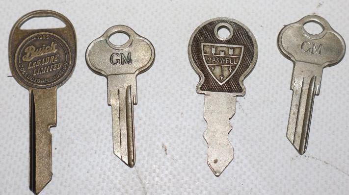 Group of 4 GM, Buick And Maxwell Ignition Keys: largest is 1" x 2.25"