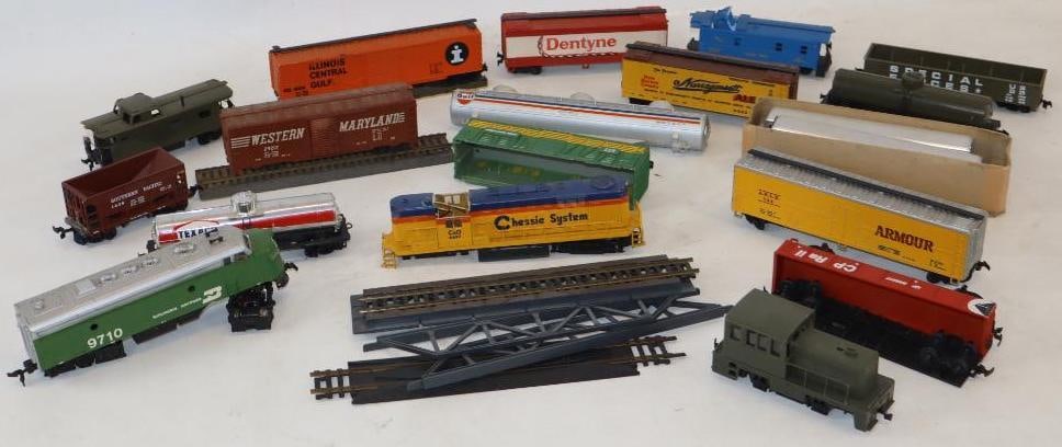 Group of 20 HO And Other Scale Model Toy Train Cars (1 of 6)