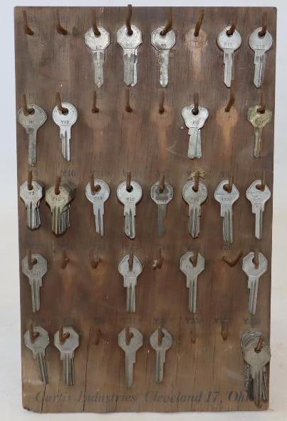 Group of 100 Uncut Curtis Industries Keys On Wooden Countertop Display (1 of 2)