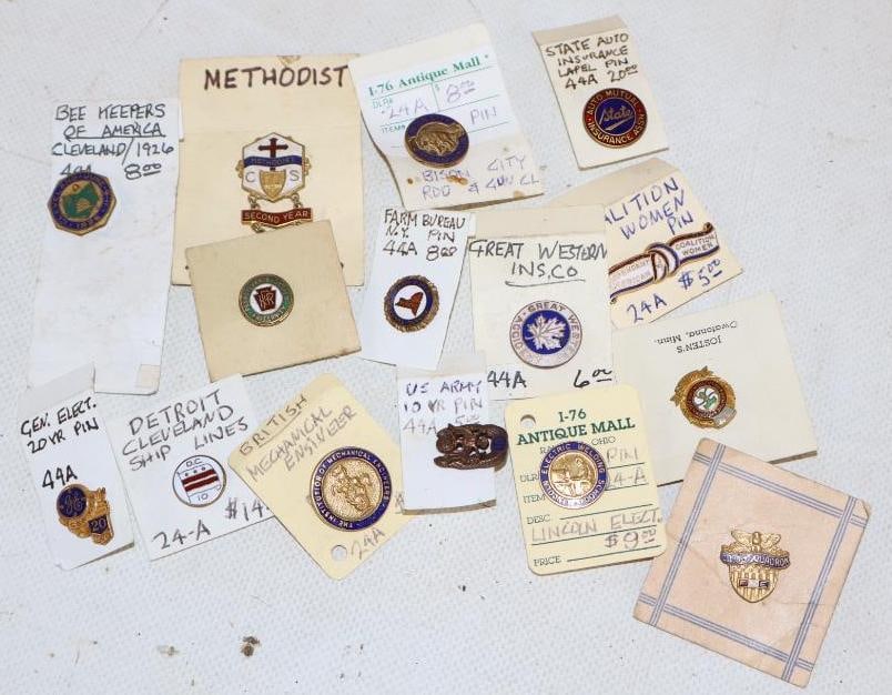 Group of 15 Advertising Pinback Badges, Lapel Pins & Stick Pin (1 of 4)