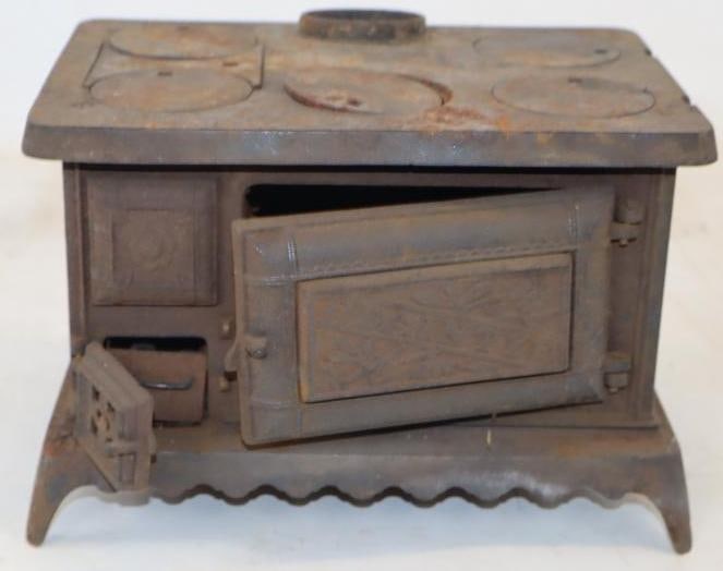Dainty Cast Iron Salesman Sample Stove (1 of 4)