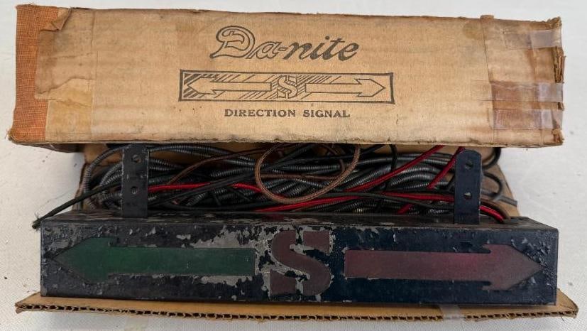 1920's Da-Nite Accessory Turn Signal Light in Original Box (1 of 6)