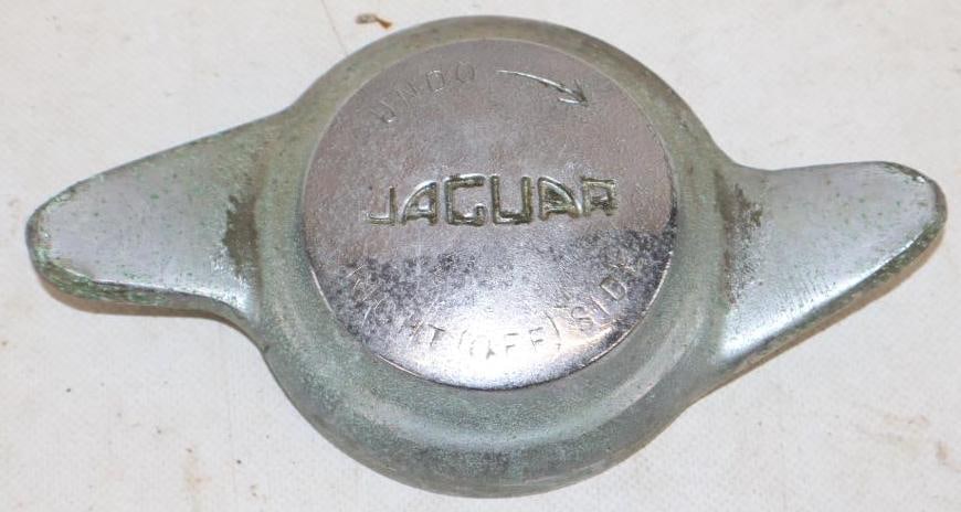 Jaguar Threaded Winged Hubcap: 4" x 7.25" x 1"