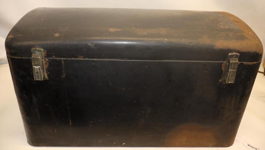 Early Automobile Metal Trunk (1 of 9)