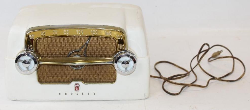 Crosley Model E-15WE AM Tabletop Radio (1 of 3)
