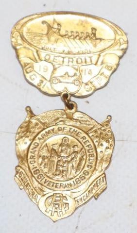 1914 Detroit Grand Army of The Republic Veteran Brass Embossed Pin Back Badge with Early Car Scene (1 of 2)