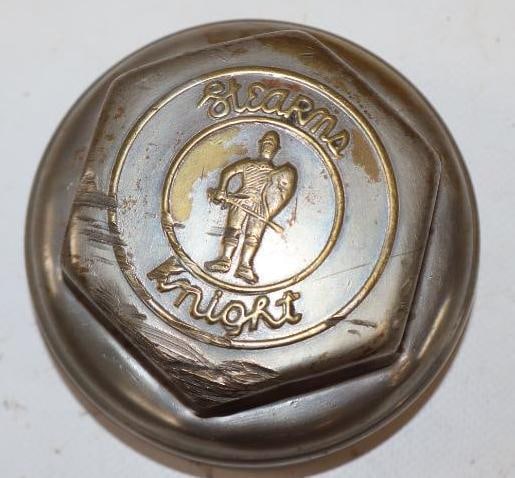 Stearn's Knight Embossed Threaded Automobile Hubcap (1 of 2)