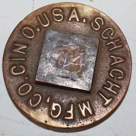 Schacht mfg. co. Brass Embossed Threaded Automobile Hubcap (1 of 2)