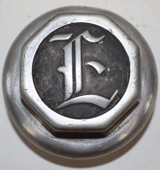 1927-31 Elcar 8 Cylinder Embossed Aluminum Threaded Automobile Hubcap (1 of 2)