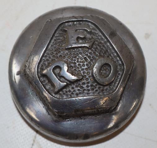 1910 Reo Embossed Aluminum Threaded Automobile Hubcap (1 of 2)