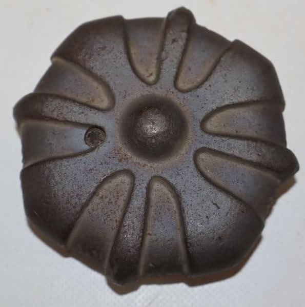 Briscoe Crown Shaped Steel Embossed Threaded Automobile Hubcap (1 of 2)