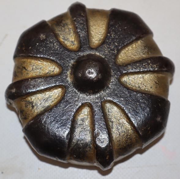 Briscoe Crown Shaped Steel Embossed Threaded Automobile Hubcap (1 of 2)