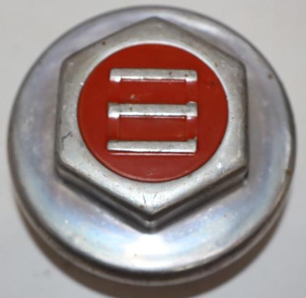 1920's Studebaker Aftermarket Embossed Aluminum Threaded Automobile Hubcap (1 of 2)