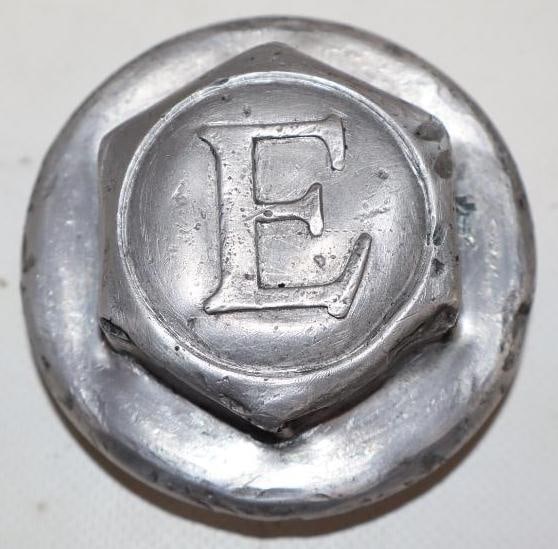 1920's Studebaker Erskine Motor Car Co. Embossed Aluminum Threaded Automobile Hubcap (1 of 2)