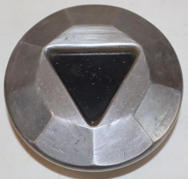 1931 Hudson Aluminum Threaded Automobile Hubcap (1 of 2)