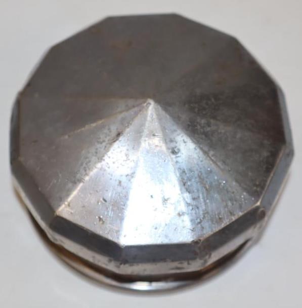 1929 Hudson Aluminum Threaded Automobile Hubcap (1 of 2)