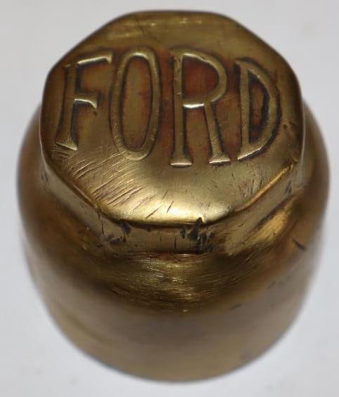1909-1910 Ford Model T Brass Threaded Automobile Hubcap (1 of 2)