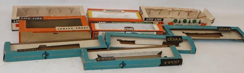 Group of 10 Tyco, Mantua and Life-like HO Scale Model Train Empty Boxes (1 of 6)