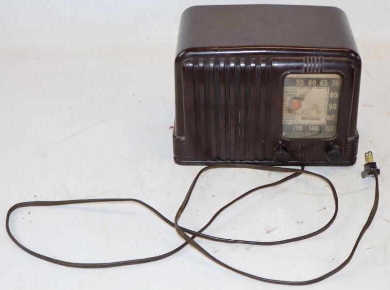RCA Victor Bakelite Transistor AM Radio (1 of 4)