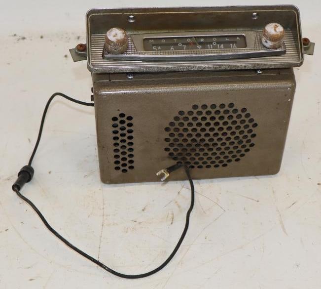 Motorola 404 Model Automobile AM Radio with Speaker (1 of 5)