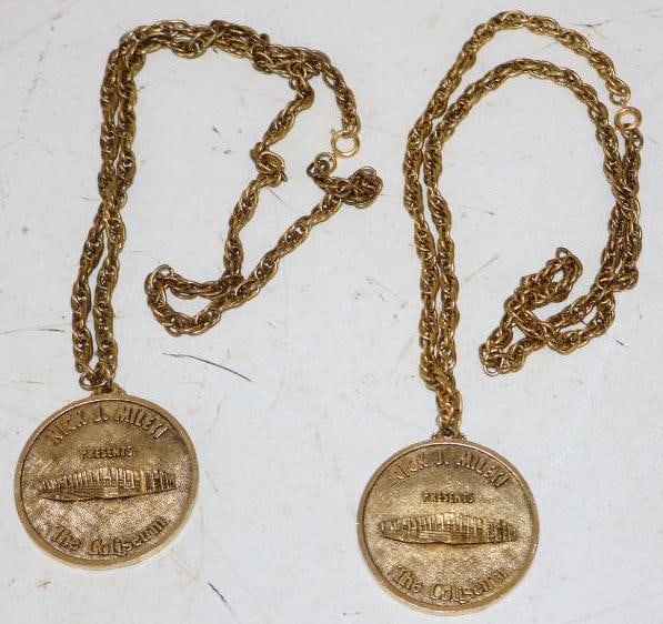 Group of 2 Frank Sinatra in Concert Opening Night Cleveland Colosseum Gold Chains (1 of 4)