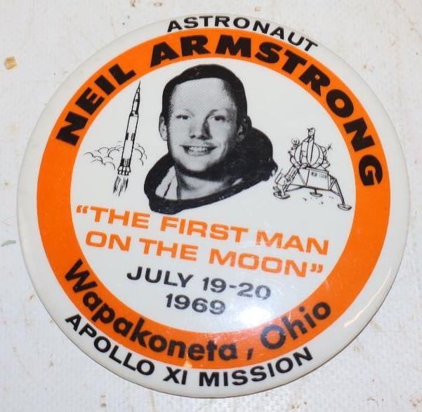 1969 Neil Armstrong Apollo 11 Pin Back Badge (1 of 2)