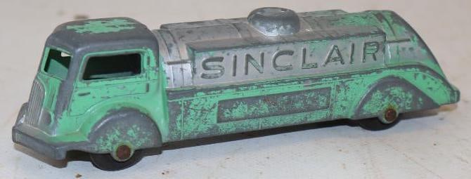 1930s Tootsietoy Sinclair COE Tanker Truck (1 of 3)