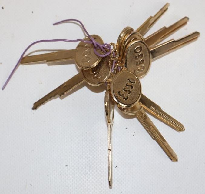 Group of 8 Esso Uncut Gas Station Restroom Keys (1 of 3)