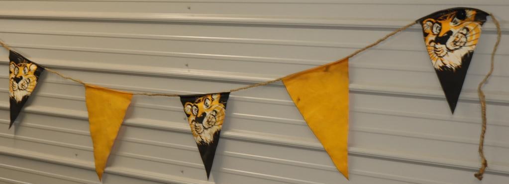 Esso Tiger Stringed Canvas Advertising Service Station Stringed Flags (1 of 4)