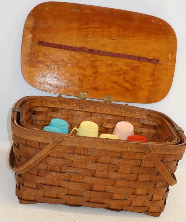 1959 Humble Baytown Refinery Safety Award Picnic Basket with Cups and Plates (1 of 4)