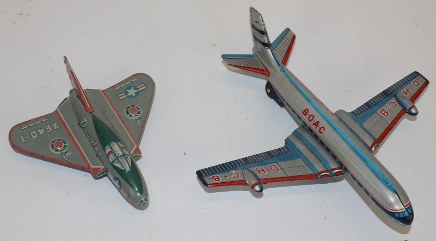 Group of 2 Skyray and DHC-8 Friction Tin Litho Toy Airplanes (1 of 4)