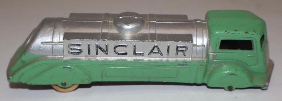 Tootsie Toy Sinclair Oil Company Tanker Truck (1 of 3)
