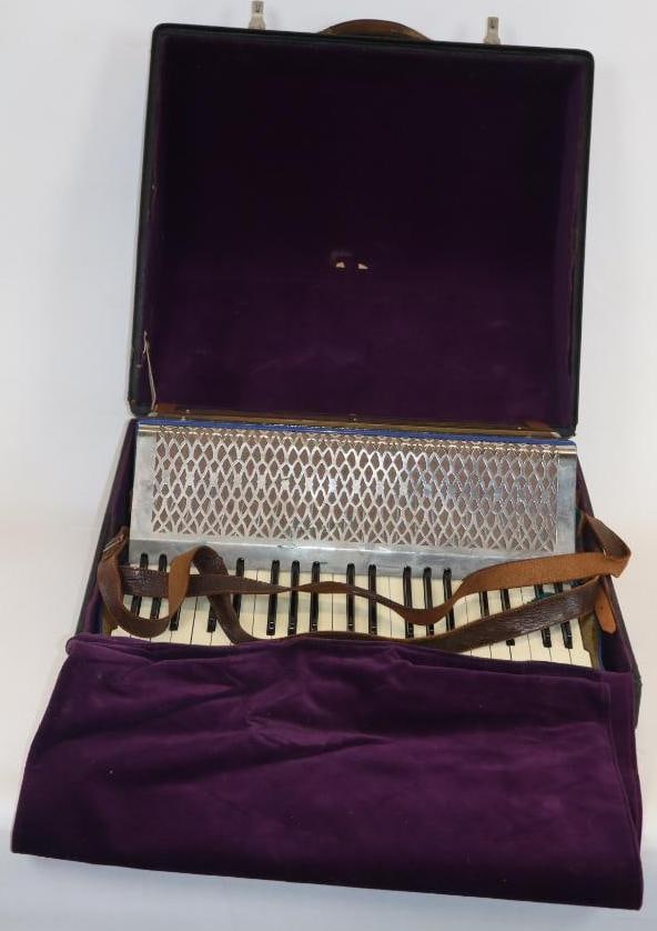 Hohner L'organola Piano Accordion in Original Carrying Case (1 of 6)