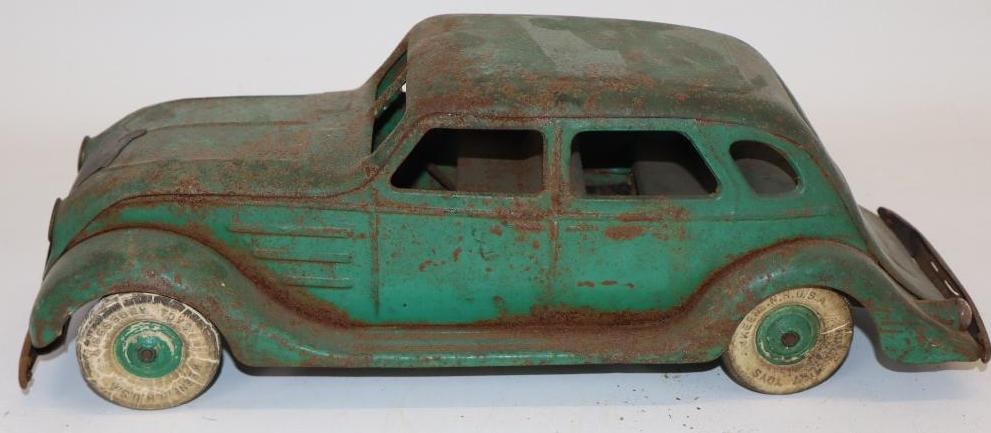 Kingsbury Chrysler Airflow Styled Pressed Steel Car with Battery Operated Lights (1 of 4)