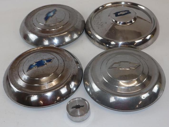Group of 5 Chevrolet Hub & Center Caps (1 of 5)