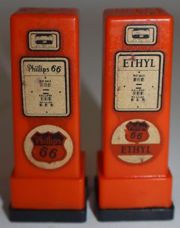 Pair Of Phillips 66 Gas Pump Shaped Salt & Pepper Shakers (1 of 3)