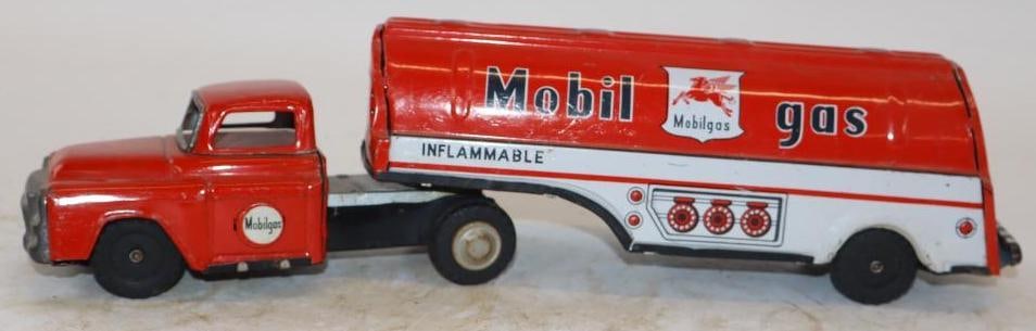 Mobil Gas Tin Litho Tanker Semi Truck Toy (1 of 5)