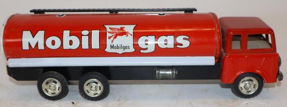 Mobil Gas Tin Litho Tanker Friction Semi Truck Toy (1 of 5)