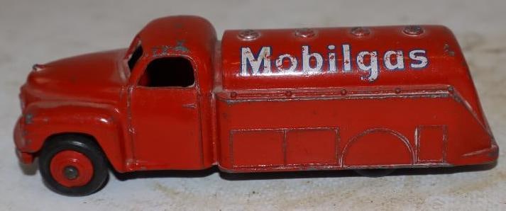 Dinky Toys Die Cast Mobil Gas Tanker Truck (1 of 3)