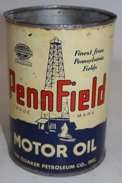 Penn Field Metal One Quart Oil Can with Derek Graphics: Empty. Missing top lid. 32oz