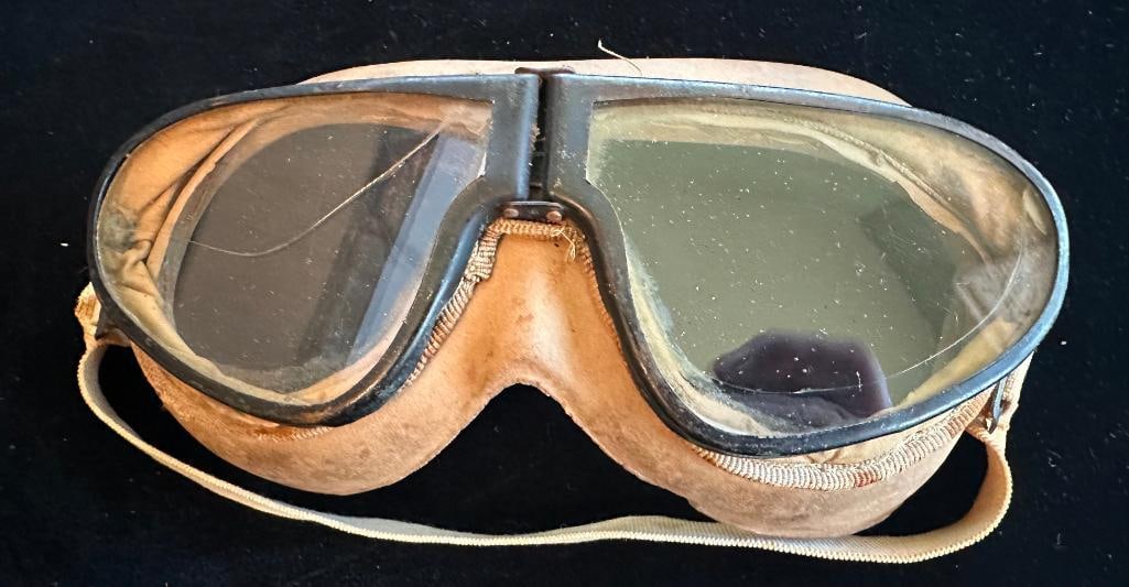 Rubber Surround Automobile / Motorcycle Googles: Rubber Surround Automobile / Motorcycle Googles. These googles measures approximately 7" wide by 3.5" high. One of the glass lenses is cracked.