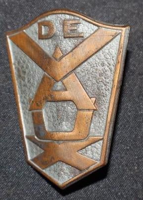 1931-32 De Vaux Radiator Emblem: 1.25x1.75