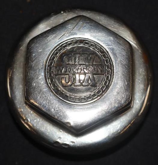 Winton Six Threaded Automobile Hubcap (1 of 2)